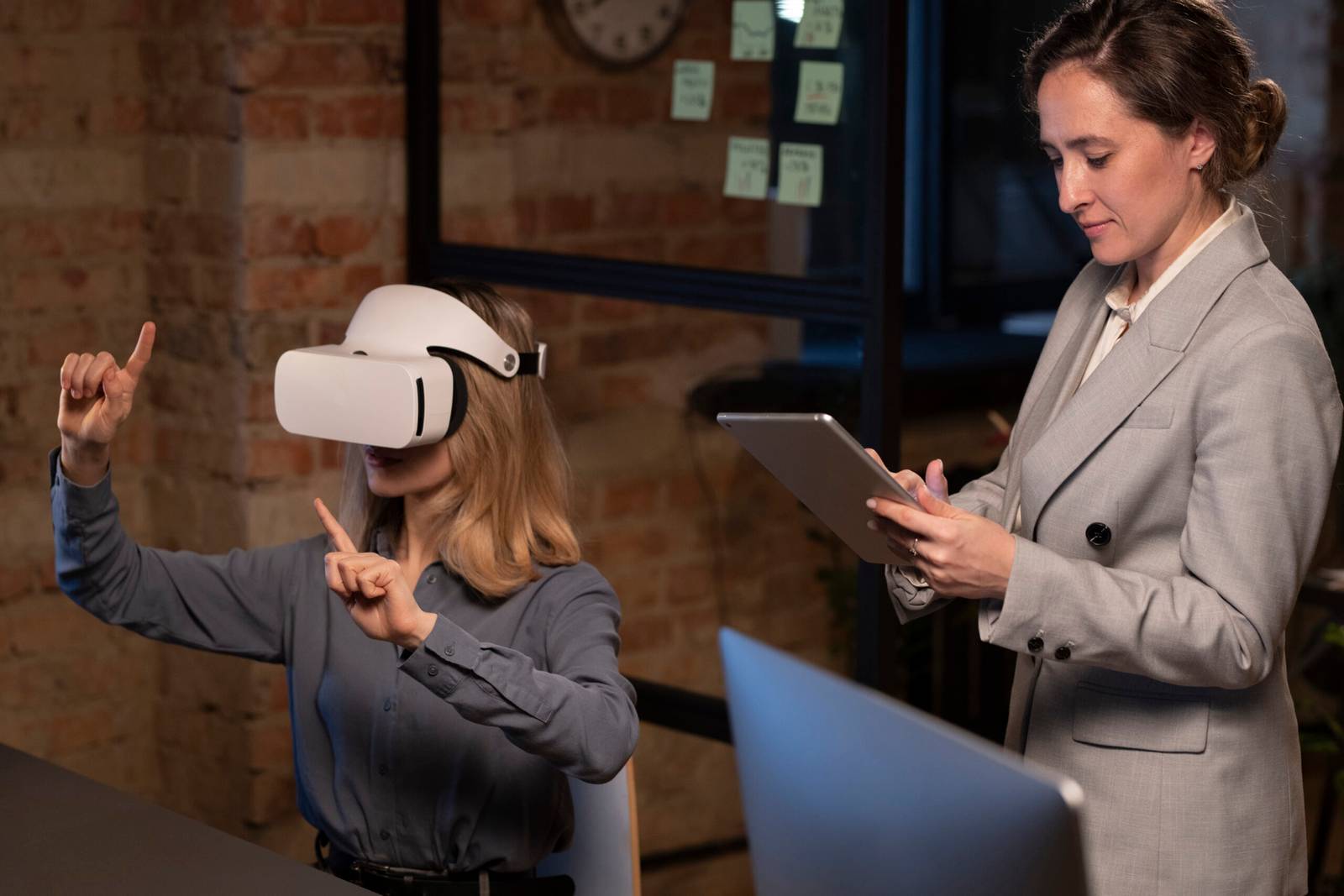 Augmented Reality (AR) and Virtual Reality (VR) in Mississauga Marketing 2 Augmented Reality (AR) and Virtual Reality (VR) in Mississauga Marketing